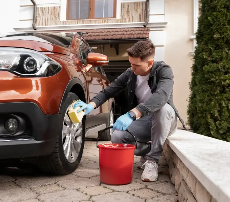 Lavage auto à domicile Espenel : professionnel intervenant sur un véhicule